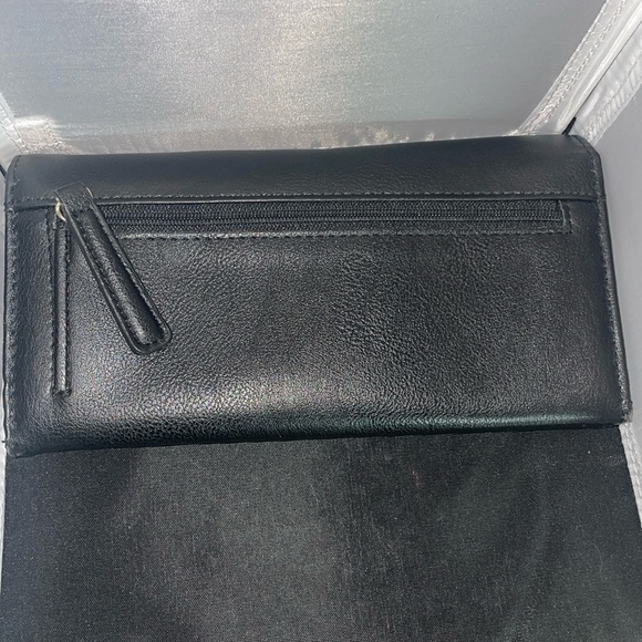 Tahari wallet (IB-2) - Picture 3 of 7